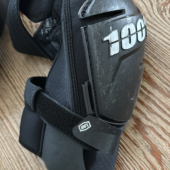 100% Fortis Knee Guard Black S/M - Picture 4 of 9
